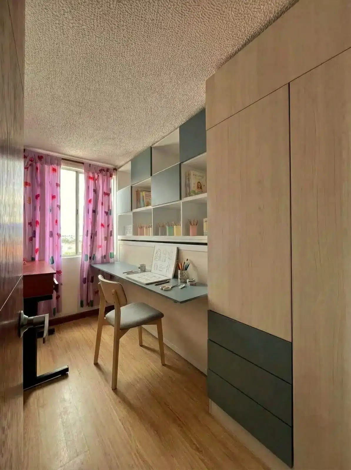 Equipo de arquitectos de interiores de ABAUL realizando diseño 3D personalizado para cliente.