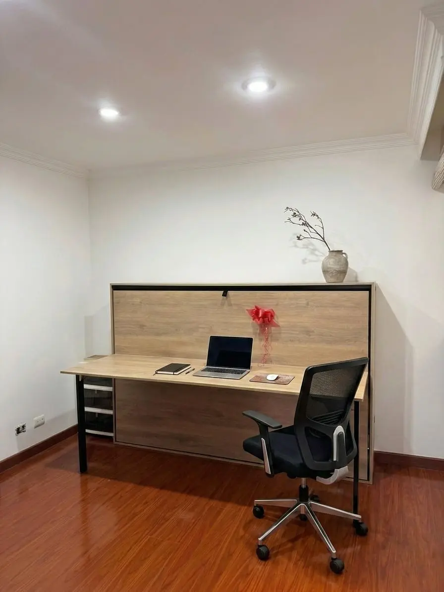 Escritorio basculante integrado en cama abatible ABAUL para optimización de oficina en casa.